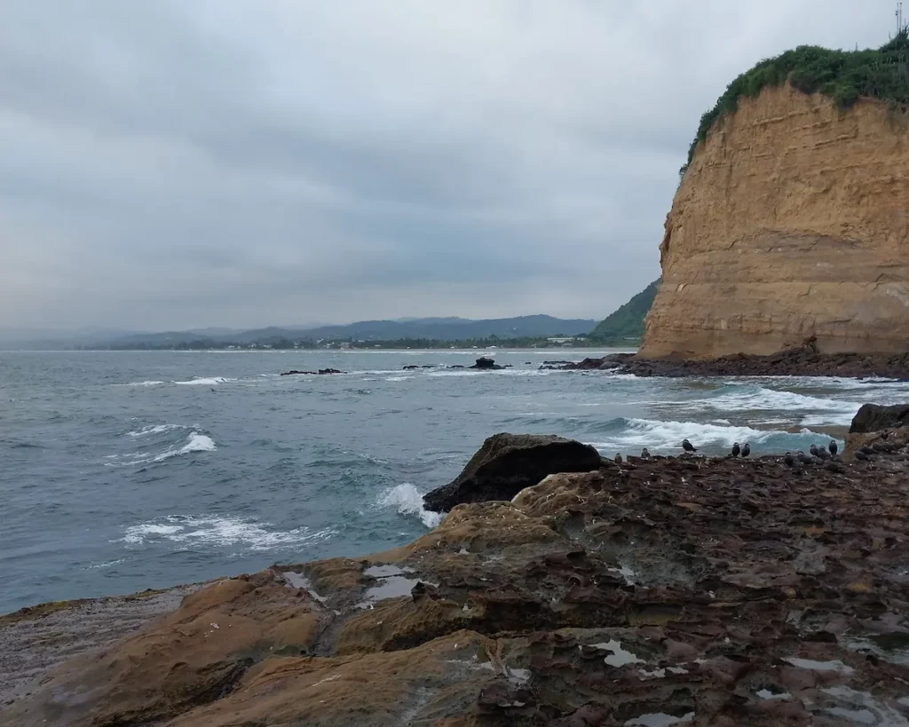 The rockpools and cliff between Olon and Montanita