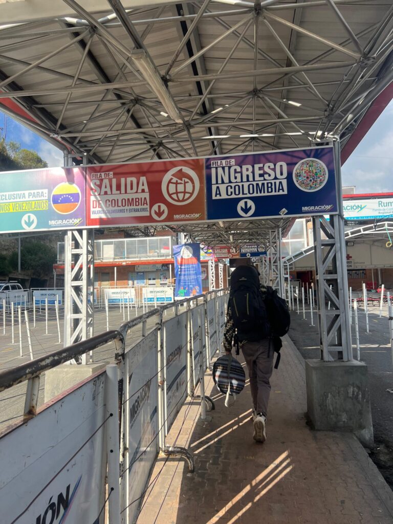 Colombian immigration office at Puente Internacional de Rumichaca
