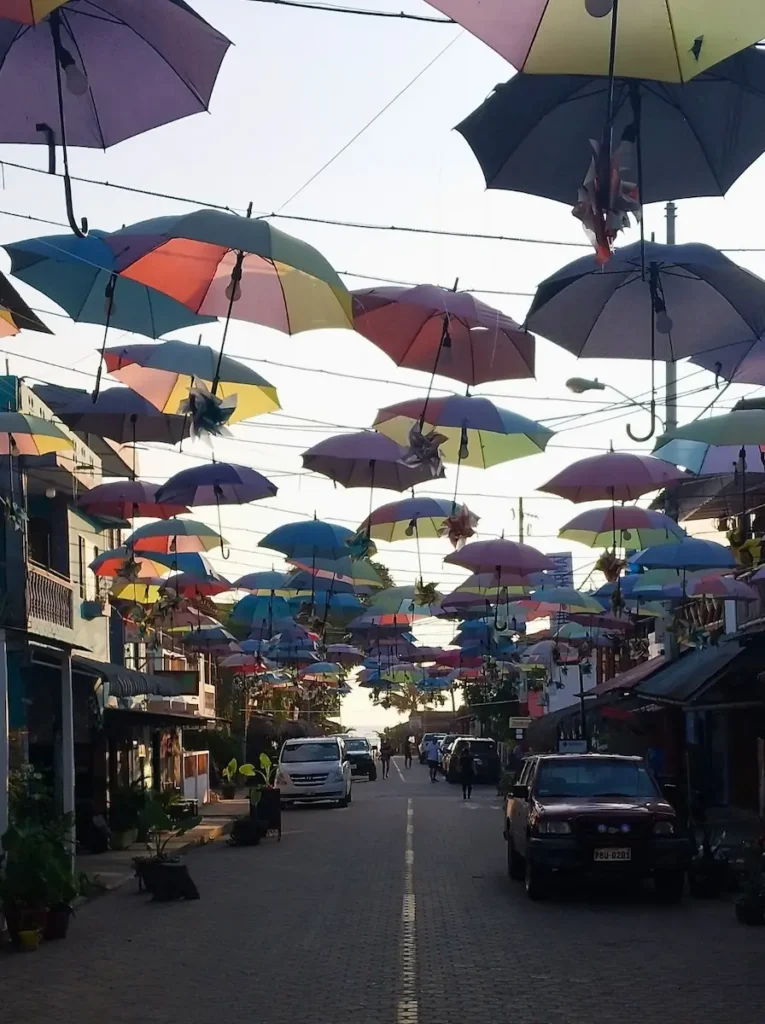 Avenida 13 de Diciembre, Olón, Ecuador, 2023