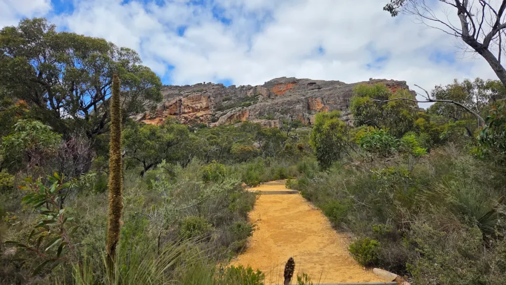 Entrance trail to Hollow mountain, Grampians